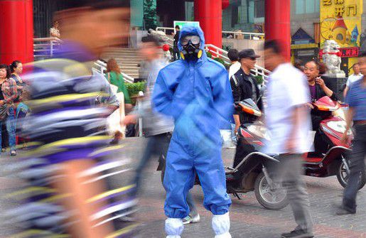 西安大學(xué)生街頭 穿防化服呼吁大家保護環(huán)境