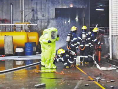 8噸氨氣罐泄漏事故 看消防員身著重型防化服排險(xiǎn)